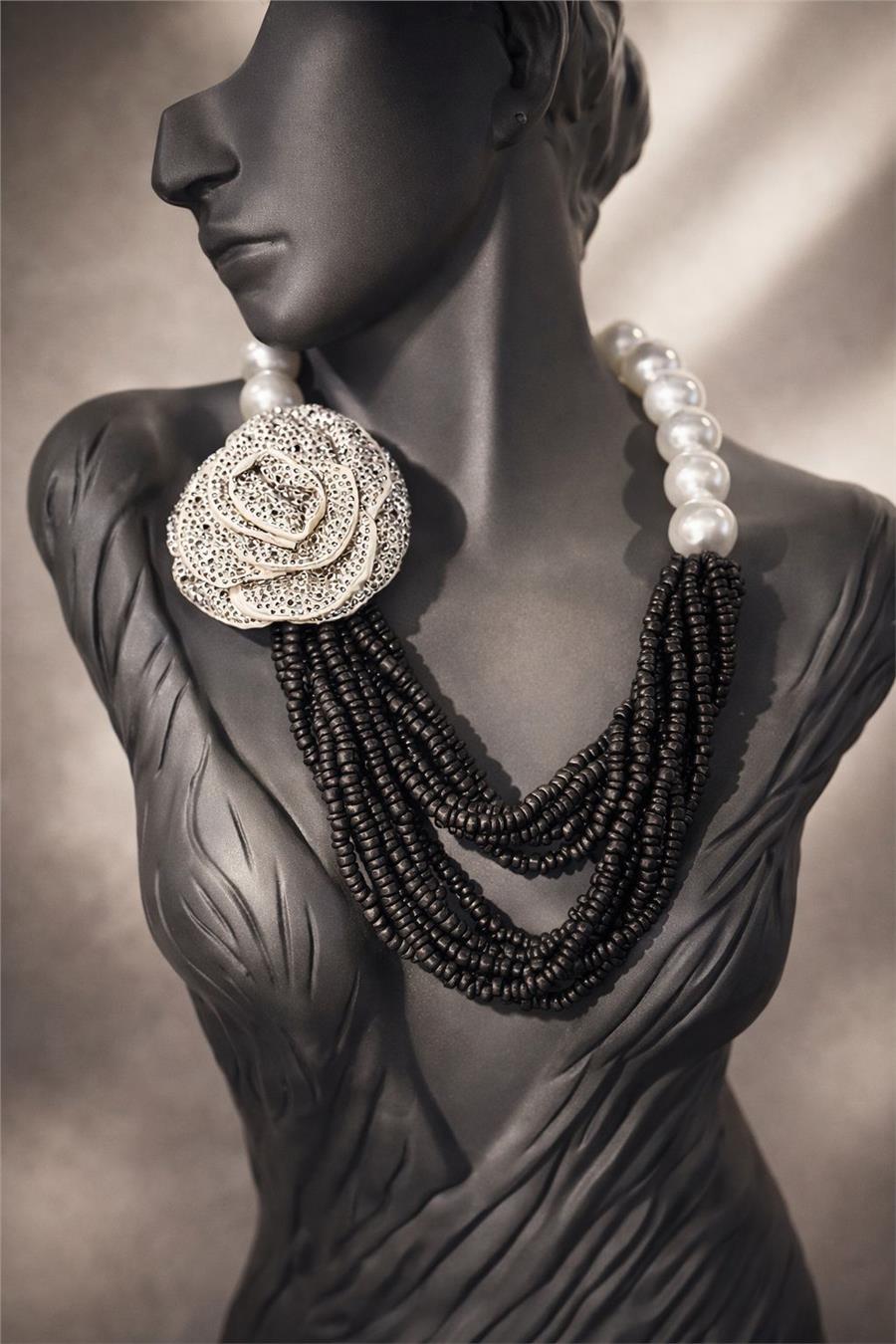 Megan İncili Siyah Boncuklu Çiçek Detaylı Kolye